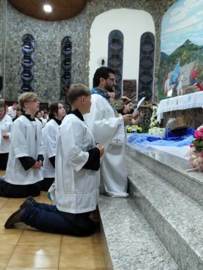 3º Dia da Novena reúne centenas de devotos no Santuário Nossa Senhora Aparecida Celebração foi presidida pelo Padre Aroldo Shinemann Filho e marcada por fé